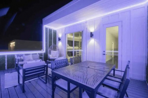Luxury four-story Home, Rooftop Deck with views, PingPong! Sleeps 12!